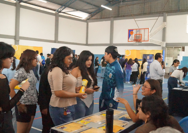 La UG reconoce trayectorias destacadas y abre sus puertas a talentos académicos