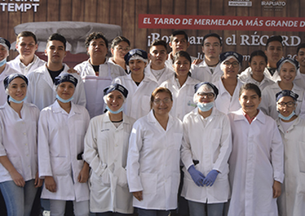 Estudiantes UG ayudan a preparar el tarro de mermelada más grande del mundo