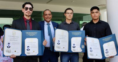 Entregan títulos a comunidad egresada en DICIS UG