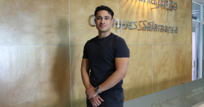 Estudiante UG presenta proyecto de sensor de fibra óptica para detección de vibraciones en congreso internacional