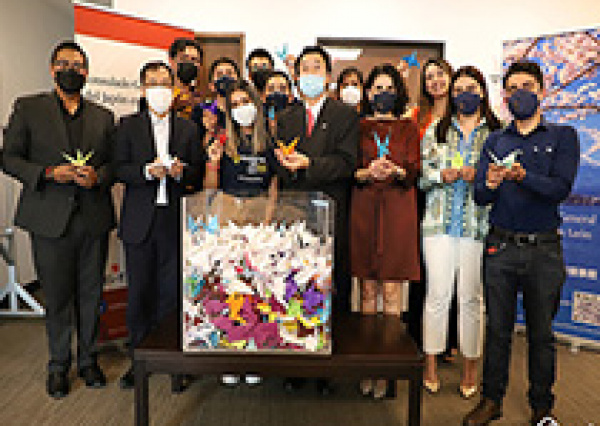 Promueven cultura de la paz en UG con entrega simbólica de grullas al Cónsul de Japón en León