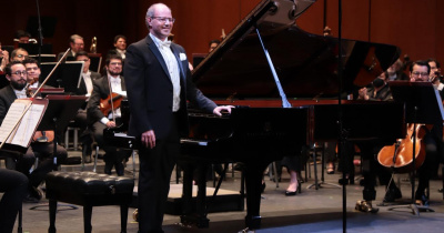 Disfrutan de “Juego y romance” con el pianista Mauricio Nader junto a la OSUG