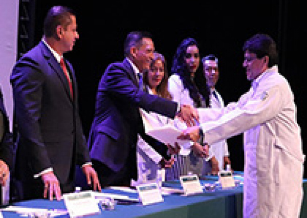 Rector General de la UG imparte charla sobre liderazgo ante el gremio médico