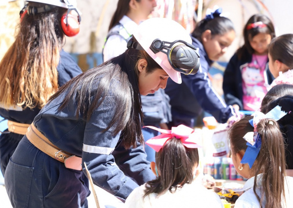 UG lleva actividades científicas a niñas de la comunidad de Mexiamora