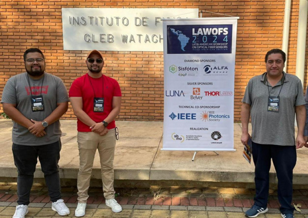 Estudiantes del Doctorado en Ciencias de la Ingeniería presentan en Brasil sus estudios de sensores de fibra óptica