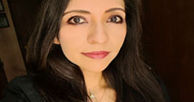 Catedrática universitaria presenta libro sobre complejidades de la identidad de la juventud transnacional