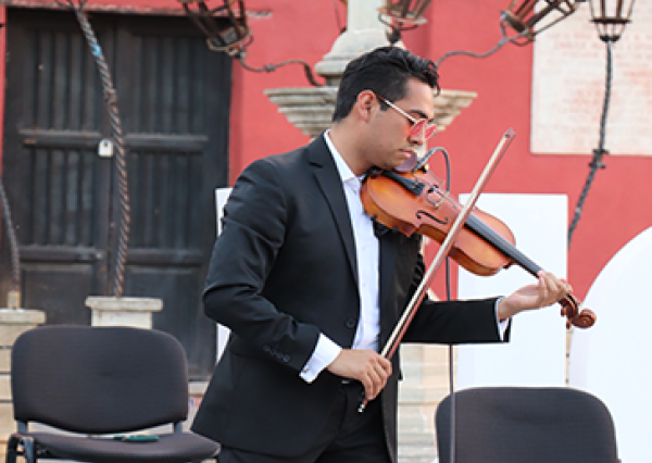  “Talento DCEA” UG cautiva a propios y extraños con su concierto