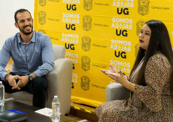 Comparten el mundo de la poesía entre la comunidad universitaria