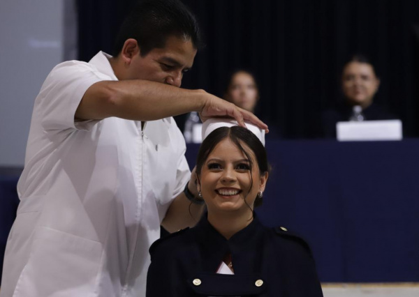 Imposición de cofias y paso de la luz marcan el egreso de estudiantes de Enfermería y Obstetricia UGs