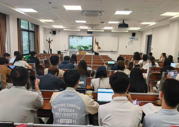 Profesor de la UG lleva experiencia académica en diplomacia corporativa a prestigiada universidad China