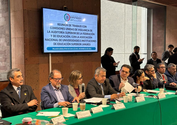 Participa Rectora General de la UG en entrega de informes financieros a la Cámara de Diputados 