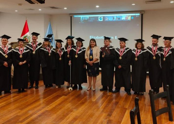 La Dra. Ma. del Rosario Abraham profesora UG, fue galardonada en Perú 