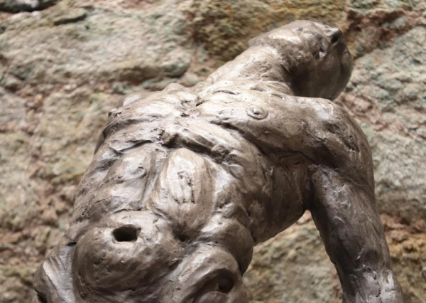 La UG celebra el arte y el legado cervantino con la escultura Espíritu