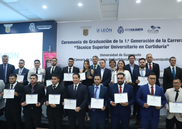 Se cumple el sueño de 17 jóvenes, egresan de la primera generación del TSU en Curtiduría de la UG