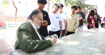 Entre risas y anécdotas, Jorge F. Hernández celebró el Día Nacional del Libro con estudiantes del nivel medio superior