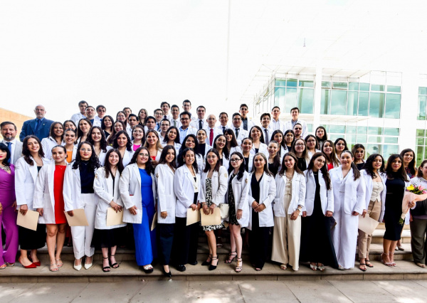 Egresan 79 médicas y médicos cirujanos de la UG