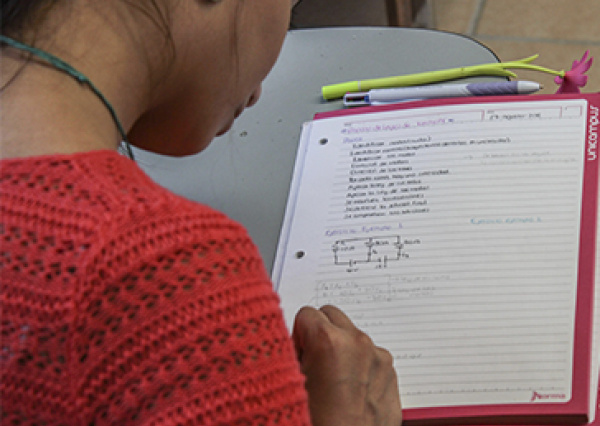 Lanzan convocatoria de becas y estímulos para estudiantes UG