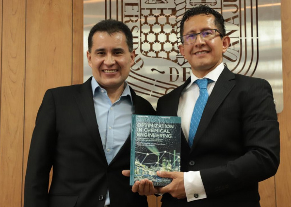 Presentan el libro Optimization in Chemical Engineering: Deterministic en la UG