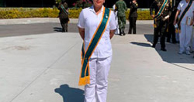 Profesora UG porta con orgullo la banda “Miguel Hidalgo”