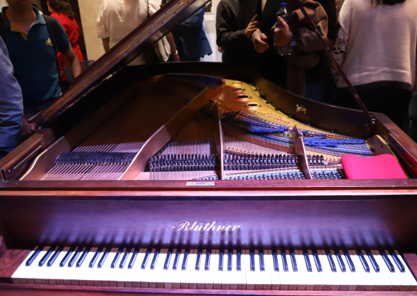 El legado del Dr. Gonzalo Contreras llega al MUG con un piano Blüthner del siglo XIX
