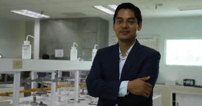 Investigador UG desarrolla un prototipo con IA para la impresión de implantes ortopédicos biodegradables