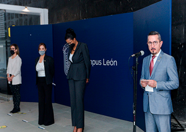 UG alberga la exposición fotográfica cubana del artista José Martí 