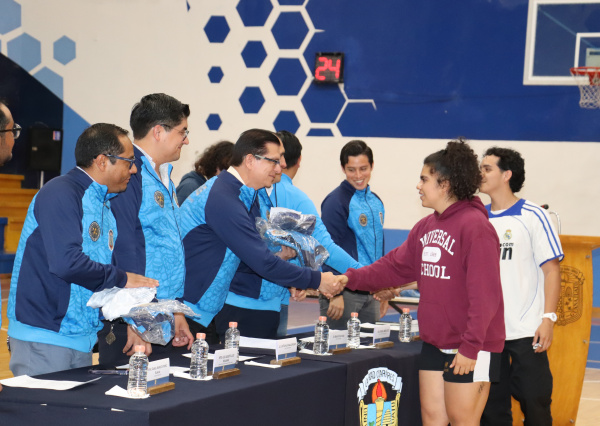 Delegación del Campus Guanajuato recibe uniformes para Olimpiada Universitaria 2025