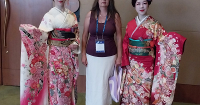 Profesora UG presenta un proyecto de nanotecnología en el 10º Congreso Mundial de Materiales Avanzados en Japón