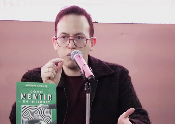¿Cómo mentir en internet?, el divulgador Adrián Chávez presenta su libro en la FILUG