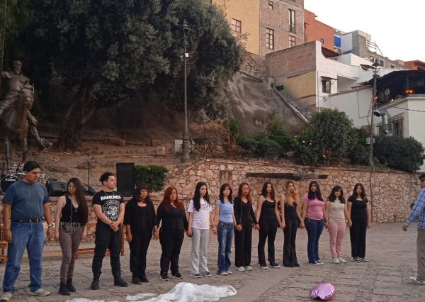 Grupo de Teatro LENEAS presenta Secretos en la Plaza Allende de Guanajuato Capital
