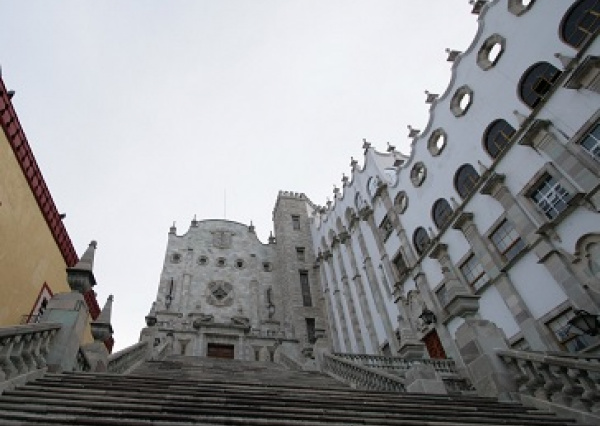 Anuncia UG suspensión de actividades a partir del 17 de marzo