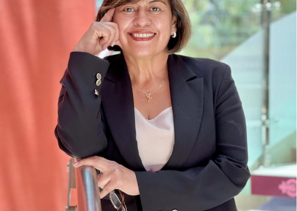 La Dra. Adriana Martínez habla a comunidad UG sobre disrupción en la industria automotriz con la electromovilidad y la industria 4.0