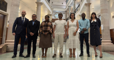 Diplomáticos de varios países comparten charla con la comunidad universitaria