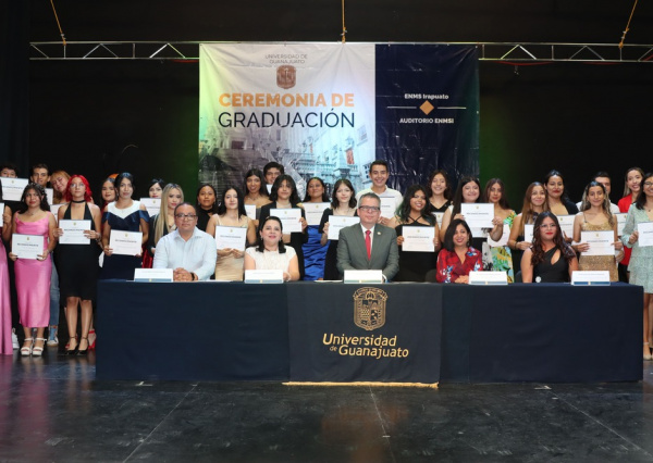 Estudiantes del Nivel Medio Superior de Irapuato celebran su ceremonia de graduación