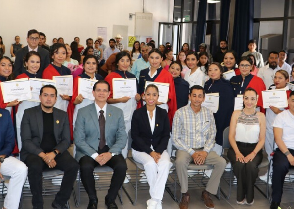 CINUG celebra a comunidad egresada de Enfermería y reconoce los mejores promedios 