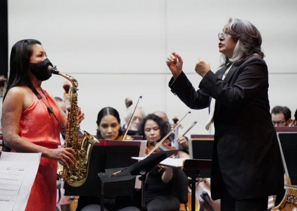 Con la batuta de Grace Echauri, la OSUG estrena obra de Leticia Armijo y reconoce el legado sinfónico femenino