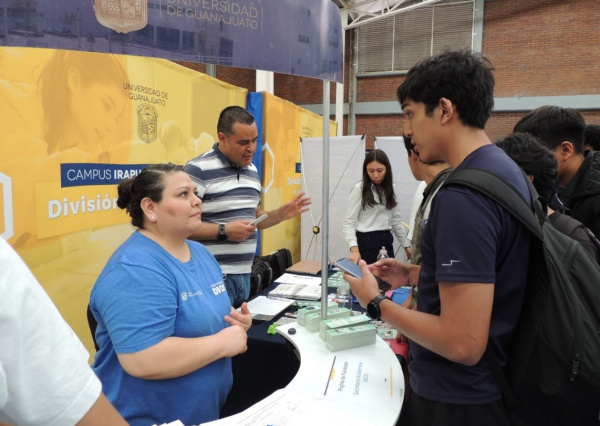 Inicia recorrido de la Feria Profesiográfica Itinerante 2026 por las Escuelas de Nivel Medio Superior de la UG