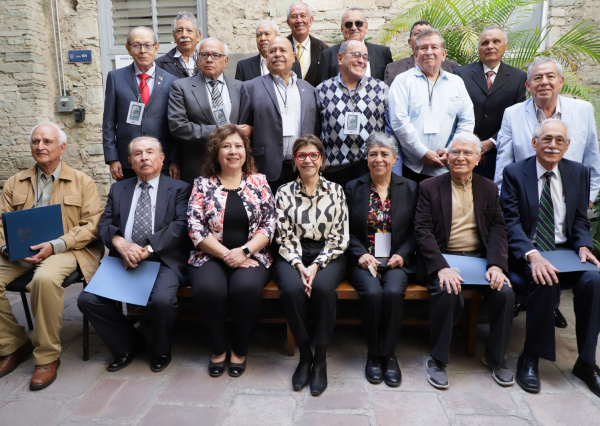 Se reúnen generaciones oro y plata de la Licenciatura de Arquitectura UG