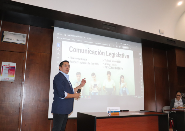 Estudiantes reciben conferencia sobre comunicación política y legislativa en Guanajuato 
