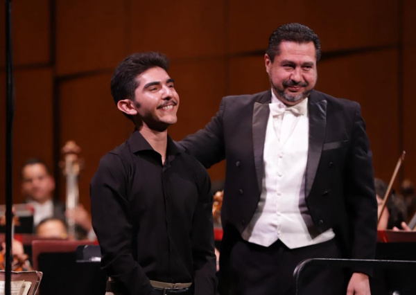 La OSUG celebró el encuentro entre nuevas voces y los grandes maestros músicos en el Teatro Juárez