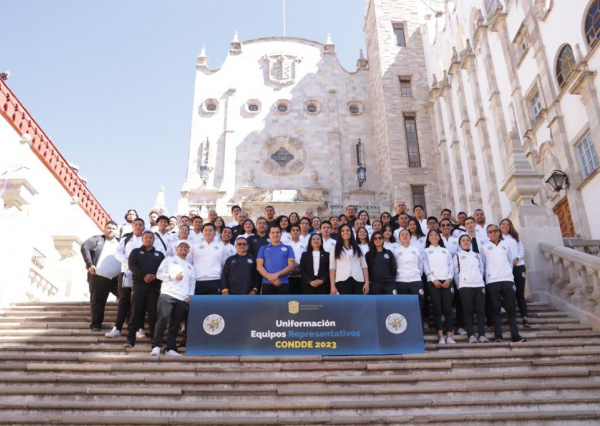 Realizan entregan simbólica de uniformes deportivos a atletas que representarán a la UG en 