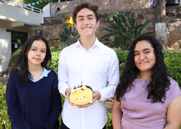 Abejas en Francia: estudiantes del CNMS suman experiencias de internacionalización