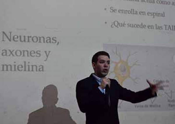 Estudiantes UG conversan sobre ciencia con jóvenes de nivel medio superior 