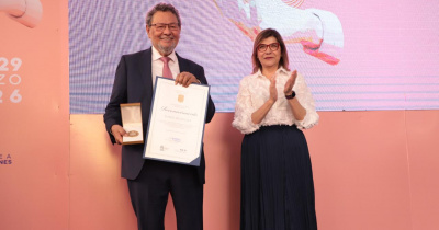 Élmer Mendoza recibe el IX Premio “Jorge Ibargüengoitia” en la inauguración de la FILUG