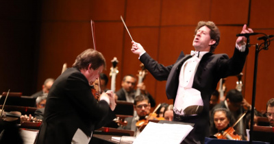 La OSUG recrea invierno sonoro en compañía del violinista Sebastian Kwapisz