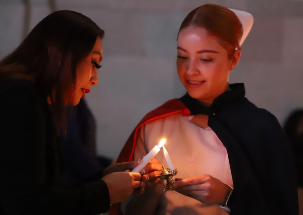 Egresadas y egresados UG se comprometen con el Pase de luz y juramento de Enfermería