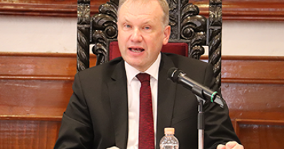 Reconocido catedrático alemán imparte seminario en la Universidad de Guanajuato 