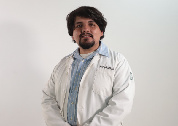 Egresado UG es reconocido por su espíritu de servicio y trato digno en el IMSS