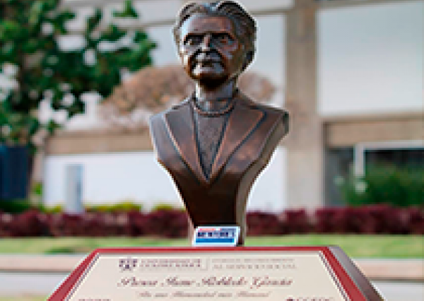 Obtiene Mentores UG la presea al Servicio Social 