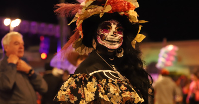 Con danza, música y poesía, salmantinos celebran Marcha de las Catrinas